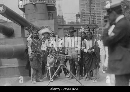 Chief Bald Eagle on U.S.S. Recruit, 28 juillet 1917 (date de création ou de publication ultérieure). Un groupe d'Amérindiens inspectant les modèles d'armes à bord de l'USS Recruit, une maquette en bois d'un cuirassé construit à Union Square, New York City par la Navy pour recruter des marins et vendre des Liberty Bonds pendant la première Guerre mondiale Banque D'Images