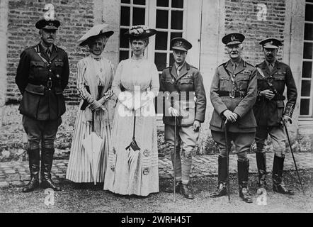 Sir Arthur Sloggett, reine Mary, prince de Galles, 11 juillet 1917. Spectacles (de gauche à droite) : Brigader-général Anthony Ashley Cooper, Mabel Ogilvy, comtesse d'Airlee ; Queen Mary, Edward VIII, Prince de Galles ; Sir Arthur Sloggett et le général Charles Foulkes à Montigny, le 11 juillet 1917 pendant la première Guerre mondiale Banque D'Images