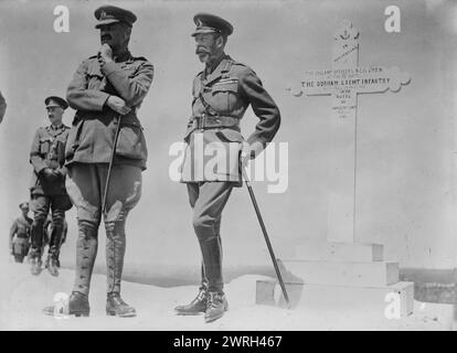 Roi George V sur la butte de Warlencourt, 12 juillet 1917. Le roi George V avec le général Sir Julian Byng, commandant de la 3e armée au 6e bataillon, Durham Light Infantry Memorial, Butte de Warlencourt, le Sars, France, 12 juillet 1917. Banque D'Images