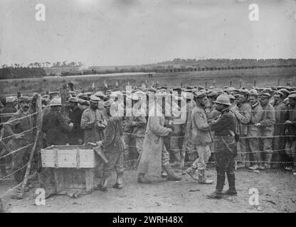 Prisonniers allemands en France, entre 1914 et 1918. Prisonniers allemands, recevant peut-être de la nourriture ou des fournitures du personnel du camp en France pendant la première Guerre mondiale Banque D'Images