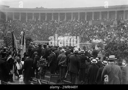 Italiens dans le stade, 23 juin 1917. Foule lors d'une cérémonie en l'honneur du prince Ferdinando d'Udine, chef de la Commission de guerre italienne aux États-Unis, au stade Lewisohn du Collège de la ville de New York, le 23 juin 1917. Banque D'Images