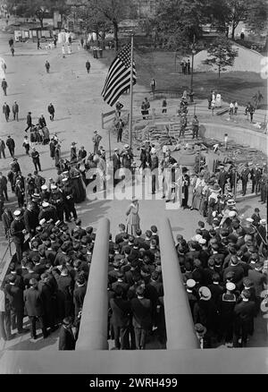 Recrues sur U.S.S. Recruit, 1917. Margaret Murray Crumpacker, commandant du Women's Auxiliary for Naval Recruiting, s'adressant aux recrues de la marine sous les canons de l'U.S.S. Recruit, un faux cuirassé construit à Union Square, New York City par la marine pour recruter des marins et vendre des Liberty Bonds pendant la première Guerre mondiale Banque D'Images