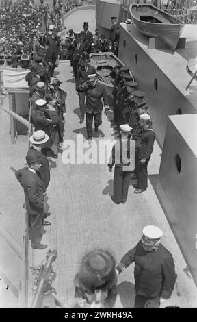 Le maire Mitchel Boarding U.S.S. Recruit, le 30 mai 1917. Le maire de New York John Purroy Mitchel (1879-1918) embarque à bord de l'U.S.S. Recruit, un faux cuirassé construit à Union Square, New York City par la Navy pour recruter des marins et vendre des Liberty Bonds pendant la première Guerre mondiale La photographie a été prise le jour du souvenir, le 30 mai 1917, jour du « lancement » du navire. Banque D'Images