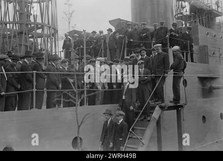 Les rookies quittent U.S.S. Recruit pour Newport, 1917. Les recrues de la marine débarquent de l'U.S.S. Recruit, un faux cuirassé construit à Union Square, New York City par la marine pour recruter des marins et vendre des Liberty Bonds pendant la première Guerre mondiale Les hommes partent pour l'entraînement à Newport, Rhode Island. Banque D'Images