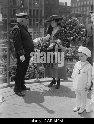 Capt. &amp ; MRS Mitchel, Jack Adams, mai 31 1917 (date de création ou de publication ultérieure). Le capitaine Charles Albert Adams (1846-1929), un officier de la marine américaine qui a servi comme commandant de l'USS Recruit, une maquette en bois d'un cuirassé construit à Union Square, New York City par la Navy pour recruter des marins et vendre des Liberty Bonds pendant la première Guerre mondiale Avec Adams se trouvent MRS Olive Mitchel, épouse du maire de New York John Purroy Mitchel (1879-1918) et un enfant, Jack Adams. La photographie a été prise le jour du souvenir, le 30 mai 1917, jour du « lancement » du navire. Banque D'Images