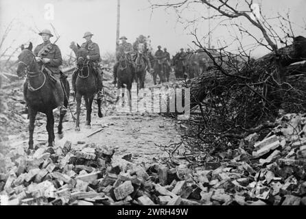 La cavalerie britannique passe devant le village naufragé, le 21 avril 1917. Surrey Yeomanry (Queen Mary's Regiment) troupes à cheval à travers le village ruiné de Caulaincourt, France pendant la première Guerre mondiale Banque D'Images