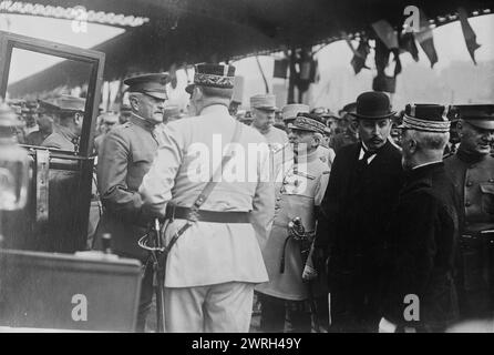 Général Pershing, génie Pelletier, génie Dumas, René Besnard, 13 juin 1917. Accueil du général John J. Pershing et de son armée à Boulogne, France, le 13 juin 1917. Pershing est montré avec le général Etienne Pelletier (1817-1927) et l'homme politique français René&#xb4 ; Besnard (1879-1952). Banque D'Images