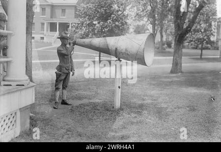 Bugle Megaphone, Fort Totten, 3 juillet 1917 (date de création ou de publication ultérieure). Un soldat utilisant un mégaphone de bugle à Fort Totten, Queens, New York pendant la première Guerre mondiale Banque D'Images