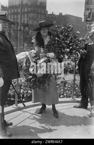 MRS Hugh [i.e. Hugo] Johnstone, 30 mai 1917. Le capitaine Charles Albert Adams (1846-1929) (à gauche), un officier de la marine américaine qui a servi comme commandant de l'USS Recruit, une maquette en bois d'un cuirassé construit à Union Square, New York City par la Navy pour recruter des marins et vendre des Liberty Bonds pendant la première Guerre mondiale Avec Adams se trouvent MRS Mitchel (plus tard MRS Hugo Johnstone), épouse du maire de New York John Purroy Mitchel (1879-1918) et du maire Mitchell. La photographie a été prise le jour du souvenir, le 30 mai 1917, jour du « lancement » du navire. Banque D'Images