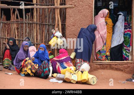 AWASSA, ETHIOPIE - 26 NOVEMBRE 2011. Des femmes éthiopiennes non identifiées portant de beaux costumes nationaux dans leurs activités quotidiennes. Banque D'Images