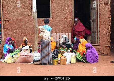 AWASSA, ETHIOPIE - 26 NOVEMBRE 2011. Des femmes éthiopiennes non identifiées portant de beaux costumes nationaux dans leurs activités quotidiennes. Banque D'Images