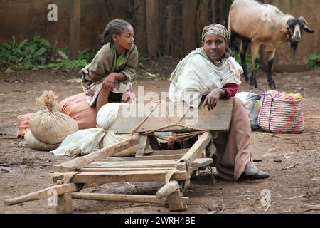 AWASSA, ETHIOPIE - 26 NOVEMBRE 2011. Femme éthiopienne non identifiée avec la fille dans leurs activités quotidiennes. Banque D'Images