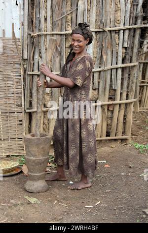 AWASSA, ETHIOPIE - 26 NOVEMBRE 2011. Femmes éthiopiennes non identifiées dans leurs activités quotidiennes. Banque D'Images