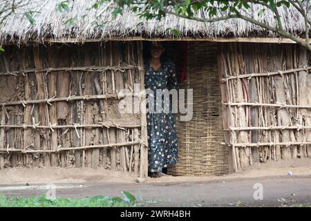 AWASSA, ETHIOPIE - 26 NOVEMBRE 2011. Des femmes éthiopiennes non identifiées sur un seuil de la maison. Banque D'Images