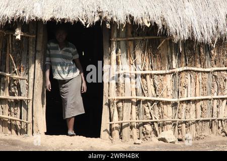 AWASSA, ETHIOPIE - 26 NOVEMBRE 2011. Des femmes éthiopiennes non identifiées sur un seuil de la maison. Banque D'Images