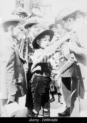 Boy Scout, Paris, vente des médailles "Journee Francaise", entre 1914 et 1915. Un boy scout français vendant des médailles pendant la première Guerre mondiale Banque D'Images