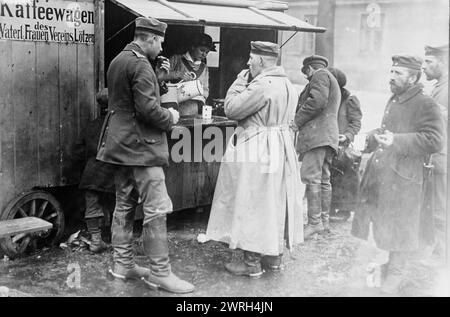 Wagon à café gratuit, Lotzen, entre c1910 et c1915. Soldats dans un wagon à café à Lotzen, Prusse orientale, (aujourd'hui Gizycko, Pologne) pendant la première Guerre mondiale Banque D'Images