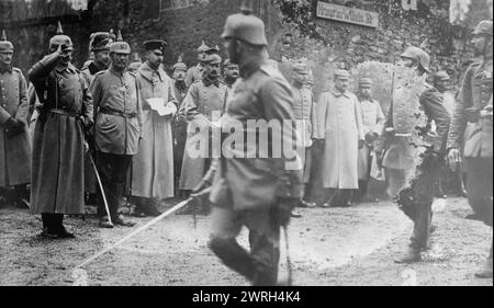 Kaiser, Prince héritier, &amp ; P'ce [c.-à-d., Prince] Oscar au Hdqrts du Prince héritier, entre 1914 et 1915. Le Kaiser Guillaume II (1859-1941) avec deux de ses fils le prince héritier Frédéric-Guillaume-Victor-Auguste-Ernest (1882-1951) et le prince Oskar de Prusse (1888-1958) pendant la première Guerre mondiale Banque D'Images