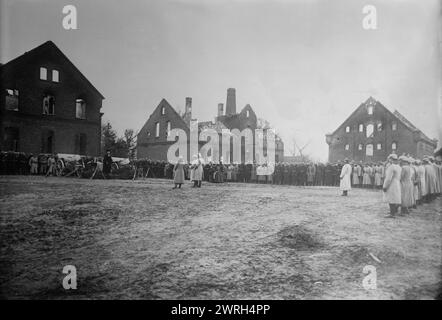 Allemands dans une ville de Pologne russe où ils tiennent un service religieux, entre 1914 et 1915. Soldats allemands tenant un service en Pologne pendant la première Guerre mondiale Banque D'Images