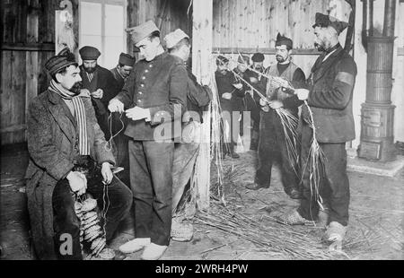 Prisonniers à Zossen fabriquant des chaussures de paille, 24 février 1915 (date de création ou de publication ultérieure). Prisonniers fabriquant des chaussures de paille au camp de prisonniers de guerre de Zossen, Wu&#xa8;nsdorf, Zossen, Allemagne, pendant la première Guerre mondiale Banque D'Images