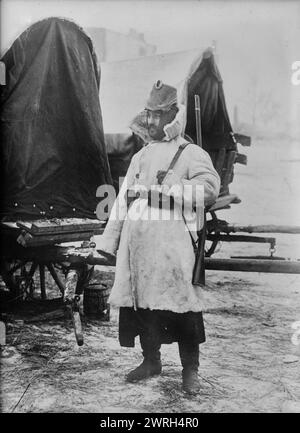 Soldat allemand en robe d'hiver, entre c1914 et c1915. Un soldat allemand en uniforme d'hiver pendant la première Guerre mondiale Banque D'Images