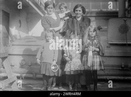 Réfugiés allemands sur EUROPA, entre c1914 et c1915. Femmes et enfants réfugiés allemands, peut-être de la ville de Kiau Chau (Tsing-Tao), Chine pendant la première Guerre mondiale Banque D'Images