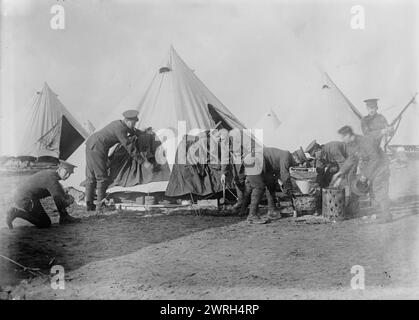 Britannique à Etaples, France, février 1915 (date de création ou de publication ultérieure). Soldats britanniques devant les tentes à E&#xb4;Taples, France pendant la première Guerre mondiale Banque D'Images