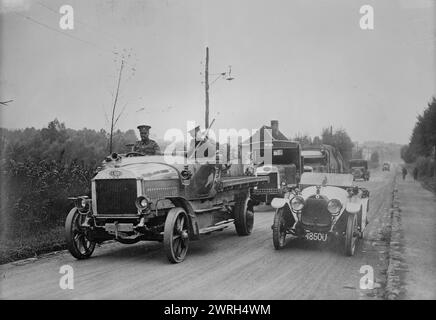 Autos blindées britanniques en France, entre 1910 et 1915. Soldats britanniques et voitures en France pendant la première Guerre mondiale Banque D'Images