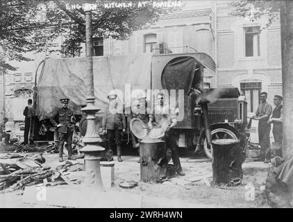 Cuisine anglaise à Amiens, entre c1914 et c1915. Soldats anglais cuisinant à l'extérieur dans une rue à côté d'un camion, Amiens, France, pendant la première Guerre mondiale Banque D'Images