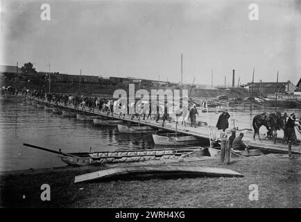 Pont transversal Spahis, Compiègne, 1914. Soldats Spahi traversant un pont de bateau à Compie`gne, France pendant la première Guerre mondiale Banque D'Images