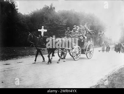 Transport de la Croix-Rouge dans la forêt de Laigle (c.-à-d., Laigne), 1914. Une ambulance à cheval transportant des soldats blessés dans la forêt de Laigne, France pendant la première Guerre mondiale Banque D'Images