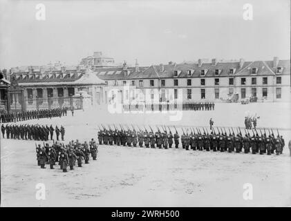 Dégradation de Corp. Grualt, 1914. La grande cour de l'École militaire à Paris, en France, lorsque Gruault, un réserviste français a été dégradé (dépouillé de son insigne militaire et défilé devant les troupes) pour avoir tenté de vendre un plan de la station sans fil de la Tour Eiffel à l'Allemagne. Banque D'Images