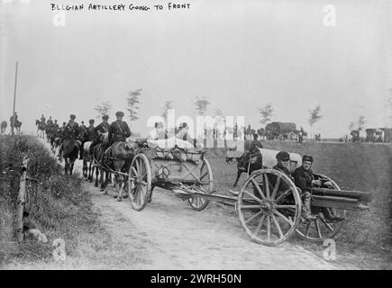 L'artillerie belge se dirige vers le front, entre 1914 et 1915. Soldats belges se rendant au front pendant la première Guerre mondiale Banque D'Images