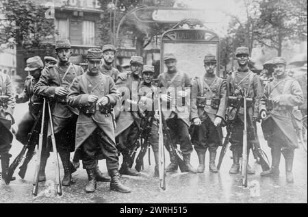 Garde entrée métro, Paris, entre c1914 et c1915. Soldats français gardant une entrée de métro à Paris, France au début de la première Guerre mondiale Banque D'Images