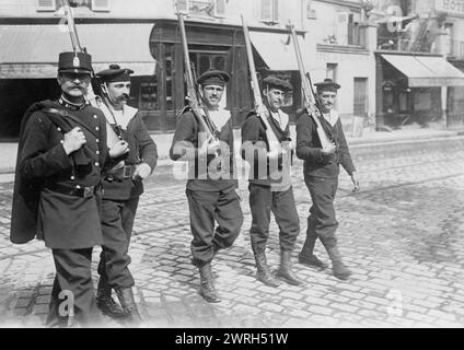 Police des recrues navales, Paris, entre c1914 et c1915. Recrues navales françaises avec un officier de police, Paris, France, au début de la première Guerre mondiale Banque D'Images