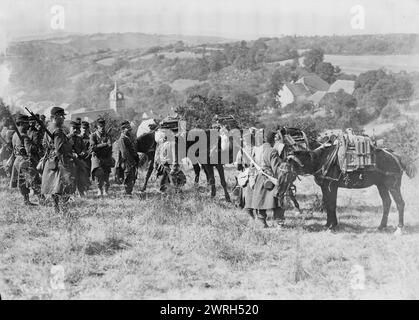 Détachement de mitrailleuses françaises, entre c1914 et c1915. Soldats français avec des chevaux de meute qui portent des mitrailleuses (mitrailleuses démontées). Banque D'Images