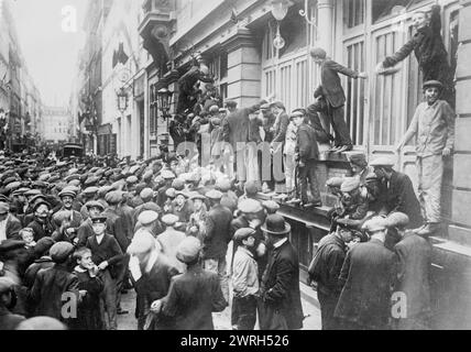 Paris, Newsboys en attente de "Extras", entre c1914 et c1915. Newsboys en attente de nouvelles au début de la première Guerre mondiale, Paris, France. Banque D'Images