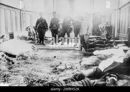 Neufmentier [i.e. Chauconin-Neufmontiers], français &amp ; allemand blessé à l'église, entre c1910 et c1915. Soldats blessés français et allemands dans une église, à Chauconin-Neufmontiers, France pendant la première Guerre mondiale Banque D'Images