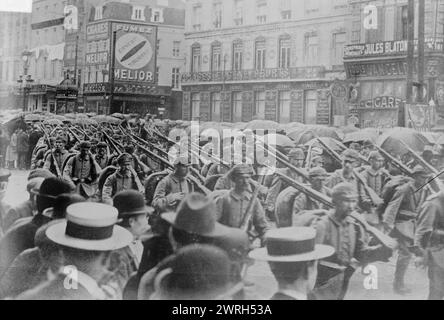 Bruxelles, Allemands traversant la place Charles Rogier, 8/20/14, 20 août 1914 (date de création ou de publication ultérieure). Soldats allemands marchant dans une rue à Bruxelles, Belgique pendant la première Guerre mondiale Banque D'Images