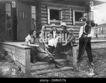 Colons Khelgut et IVA avec un groupe d'enseignants russes, 1927. La colonie industrielle autonome "Kuzbass" a été créée en 1921. Elle a été organisée par des ouvriers américains, qui ont pris l'obligation d'inviter des Etats-Unis et d'Europe occidentale quelque huit mille ouvriers qualifiés et spécialistes pour industrialiser le Kuzbass. Le gouvernement soviétique a remis aux colons un certain nombre de puits de mine de Kemerovo et une cokerie inachevée. Pour recruter des volontaires pour travailler en Sibérie, un "Kuzbass Bureau" a été ouvert au centre de la ville de New York, et un bulletin d'information b Banque D'Images