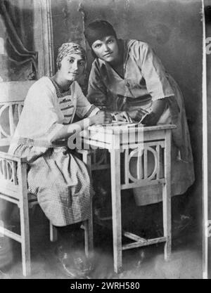 Rufina Chudnik et Anna Preikshas, leaders du Komsomol, 1925. La colonie industrielle autonome "Kuzbass" a été créée en 1921. Elle a été organisée par des ouvriers américains, qui ont pris l'obligation d'inviter des Etats-Unis et d'Europe occidentale quelque huit mille ouvriers qualifiés et spécialistes pour industrialiser le Kuzbass. Le gouvernement soviétique a remis aux colons un certain nombre de puits de mine de Kemerovo et une cokerie inachevée. Pour recruter des volontaires pour travailler en Sibérie, un "Kuzbass Bureau" a été ouvert au centre de New York, et un bulletin d'information a commencé à être publié Banque D'Images