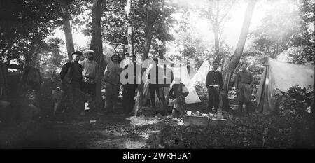 Mikhaïl Alekseevich Pavlov avec les membres d'une expédition au camp de base, 1920-1929. Extrait des archives familiales de l'éminent géologue Mikhaïl Alekseevich Pavlov (1884-1938). Alors qu'il était encore étudiant, Pavlov a participé à la tentative d'expédition au pôle Nord en 1912-1914, menée par l'explorateur de l'Arctique Georgii Iakovlevich Sedov (1877-14). Avec son ami d'école et d'université Vladimir Iul'evich Vize (1886-1954), qui a servi comme géographe de l'expédition, Pavlov a recueilli un grand nombre de données scientifiques sur l'archipel nord de Novaïa Zemlya. Les photographies datent d'approximatel Banque D'Images