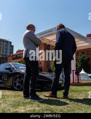 Les visiteurs admirent les classiques au concours de Londres Banque D'Images