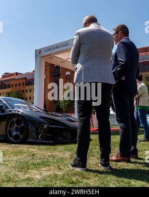 Les visiteurs du concours de Londres admirent les classiques Banque D'Images