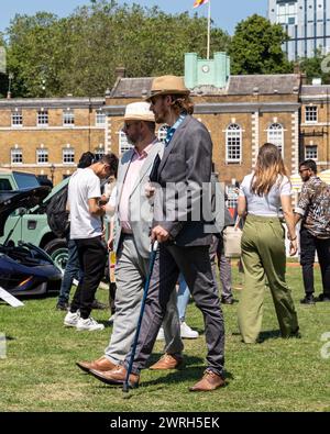 Visiteurs du concours de Londres, salon de voitures de collection Banque D'Images