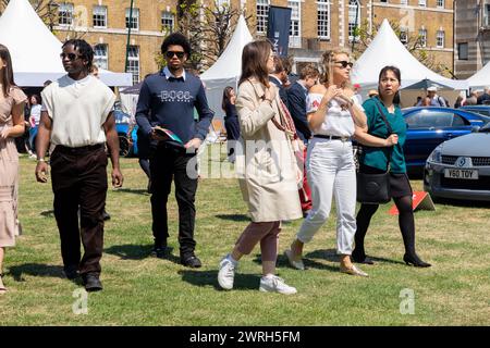 Visiteurs du concours de Londres, salon de voitures de collection Banque D'Images