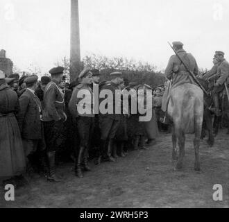 Revue des troupes de la Garde Blanche à Tomsk le 22 septembre 1918. D'une collection de photographies documentaires uniques relatives à la guerre civile russe en Sibérie. Les photographies mettent en évidence les mouvements anti-bolcheviques ("blancs"), les activités clandestines et partisanes dans la province de Tomsk, et l'établissement de la domination soviétique à Tomsk. La collection comprend également du matériel sur les expéditions punitives de l'amiral Aleksandr Koltchak. Musée d'histoire régionale et de vie folklorique de l'oblast de Tomsk Banque D'Images