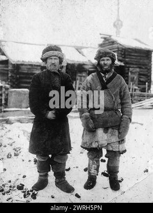 Paysans âgés du village de Yarkina, district de Yenisei, 1911. D'une collection qui comprend plus de quatre cents photographies de la vie quotidienne dans la province de Yenisei à la fin de la période tsariste. Les photographies incluent des paysans, des Cosaques et des fonctionnaires de haut rang. Krasnoiarsk Krai Musée d'histoire régionale et de vie folklorique Banque D'Images