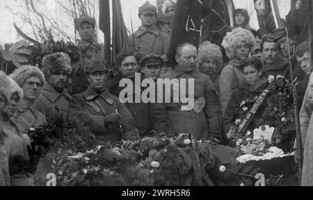 Funérailles de V.M. Kruchina ; au cimetière., 1917-1923. D'une collection contenant des documents et des photographies de plus de trente participants à la guerre civile russe dans le Kuzbass, y compris les commandants et les commissaires du mouvement partisan rouge. Parmi les objets uniques de la collection figurent des documents relatifs à la circulation de l'argent en Sibérie (c'est-à-dire, la nouvelle monnaie introduite par le gouvernement Koltchak) et l'album photographique, "développement du district de la mine de charbon d'Anzher en 1918-23". Musée d'histoire régionale et de vie folklorique de l'oblast de Kemerovo Banque D'Images