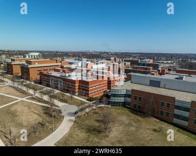 Vue aérienne de l'Université du Maryland Baltimore County UMBC Catonsville bureau d'admission, piscine, communs, quad, Honors College, bureau d'admission, retri Banque D'Images